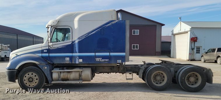 image for item KU9010 2004 Freightliner Columbia  semi truck