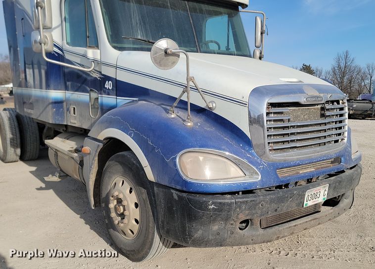 image for item KU9010 2004 Freightliner Columbia  semi truck