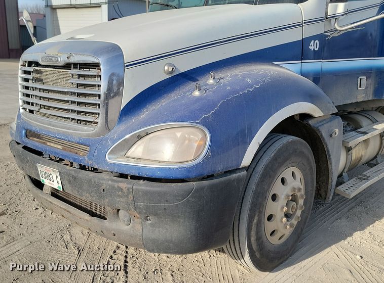 image for item KU9010 2004 Freightliner Columbia  semi truck