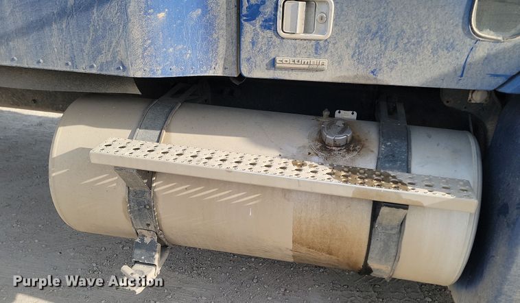 image for item KU9010 2004 Freightliner Columbia  semi truck