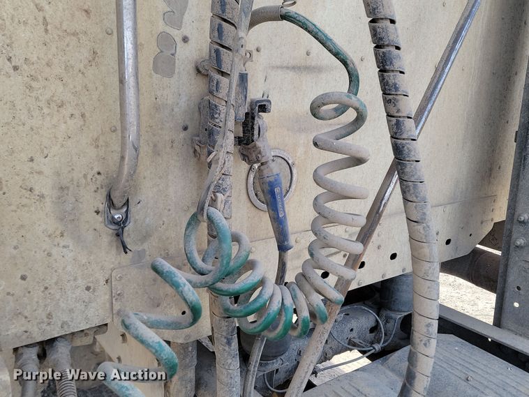 image for item KU9010 2004 Freightliner Columbia  semi truck