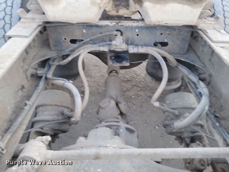 image for item KU9010 2004 Freightliner Columbia  semi truck