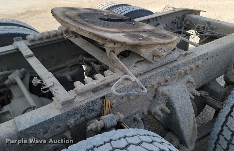 image for item KU9010 2004 Freightliner Columbia  semi truck