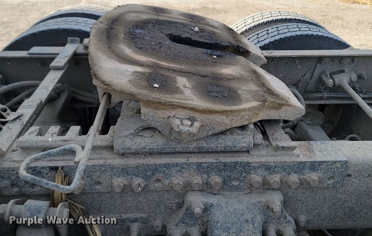 image for item KU9010 2004 Freightliner Columbia  semi truck