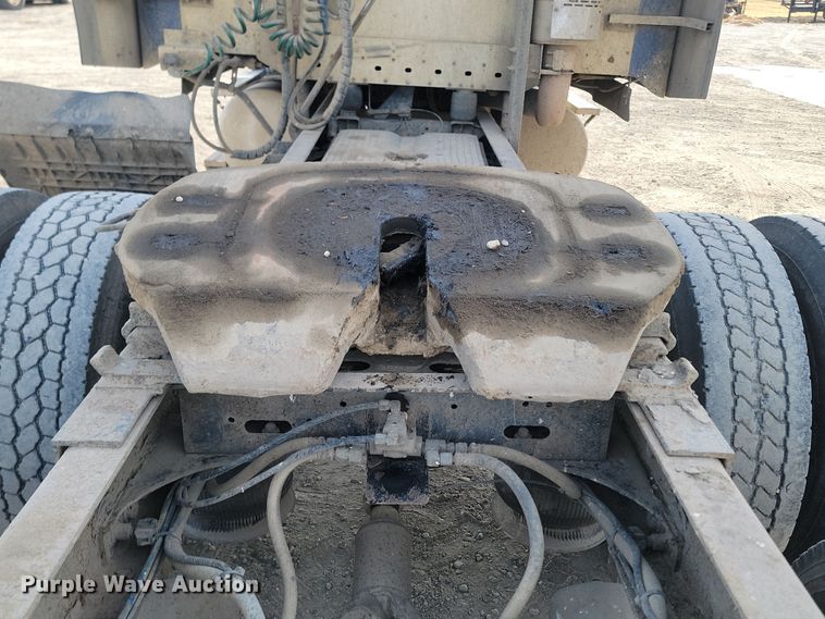 image for item KU9010 2004 Freightliner Columbia  semi truck