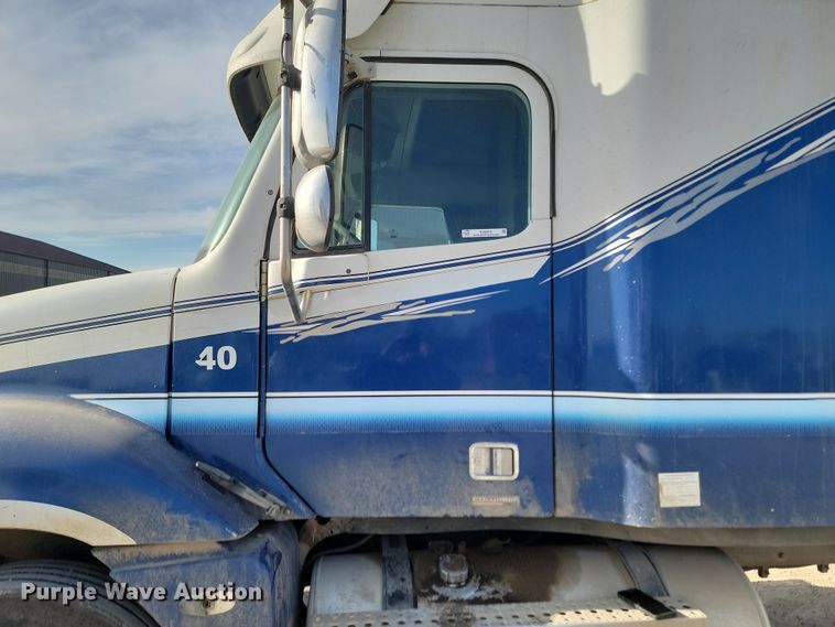 image for item KU9010 2004 Freightliner Columbia  semi truck