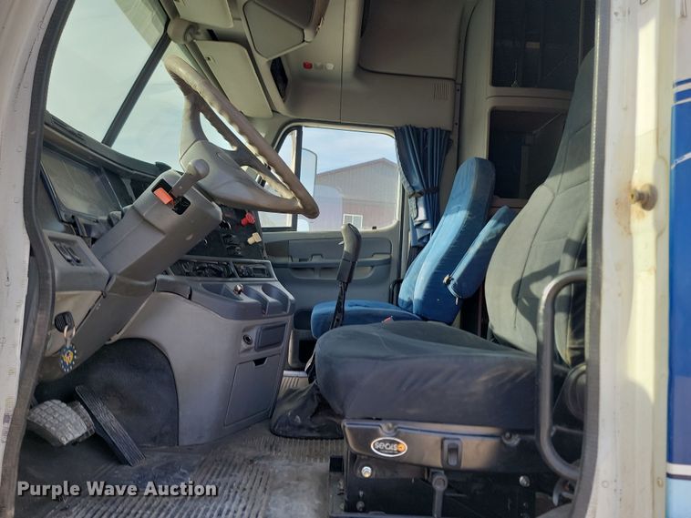 image for item KU9010 2004 Freightliner Columbia  semi truck