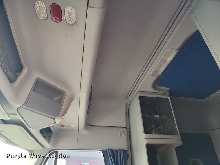 image for item KU9010 2004 Freightliner Columbia  semi truck