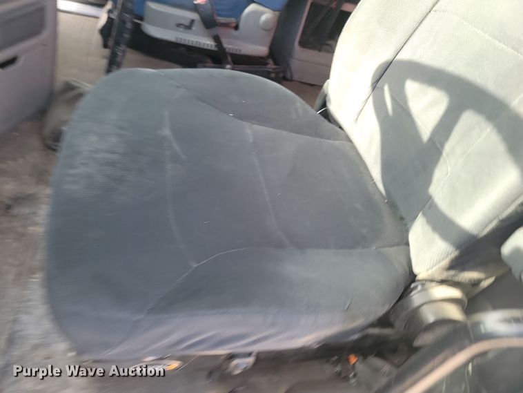 image for item KU9010 2004 Freightliner Columbia  semi truck