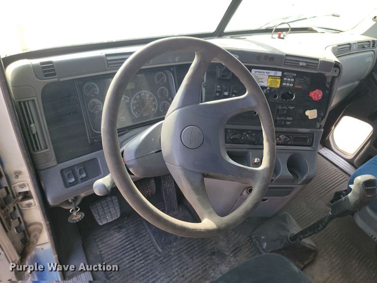 image for item KU9010 2004 Freightliner Columbia  semi truck
