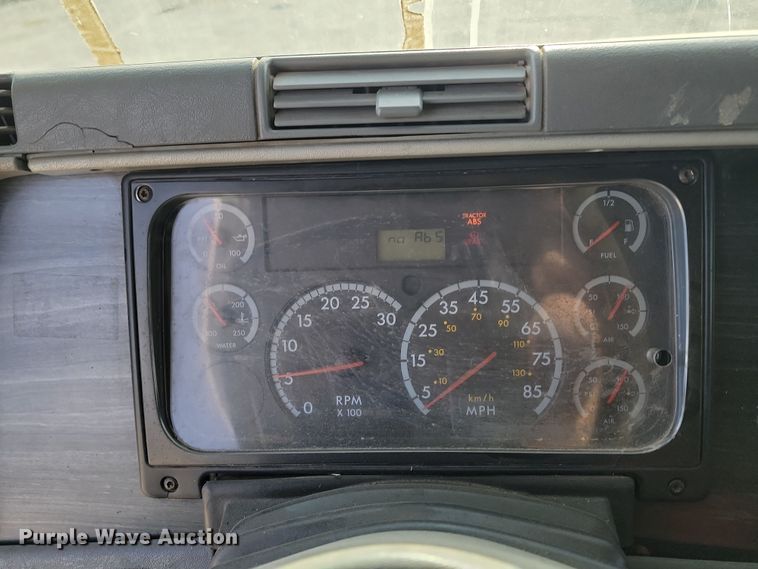 image for item KU9010 2004 Freightliner Columbia  semi truck