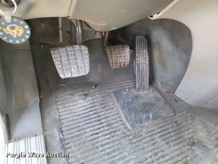 image for item KU9010 2004 Freightliner Columbia  semi truck