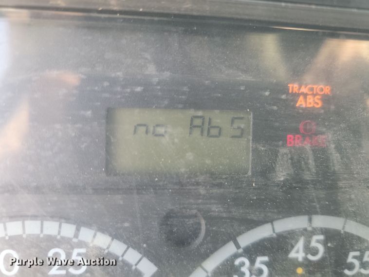 image for item KU9010 2004 Freightliner Columbia  semi truck