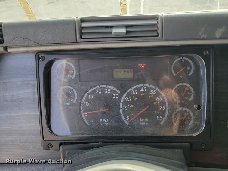 image for item KU9010 2004 Freightliner Columbia  semi truck