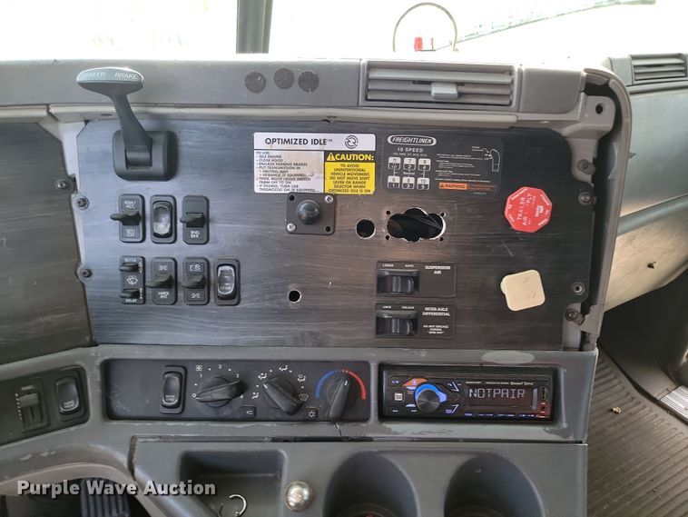 image for item KU9010 2004 Freightliner Columbia  semi truck