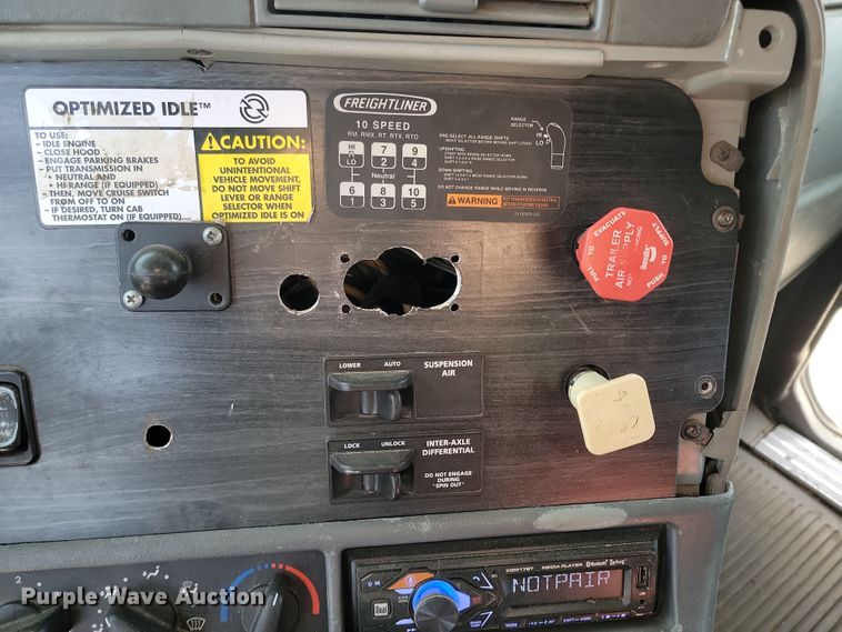 image for item KU9010 2004 Freightliner Columbia  semi truck