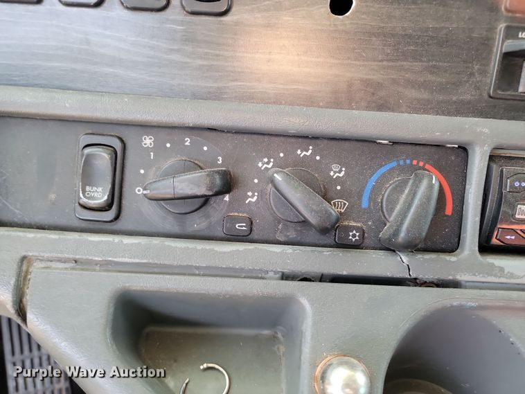 image for item KU9010 2004 Freightliner Columbia  semi truck