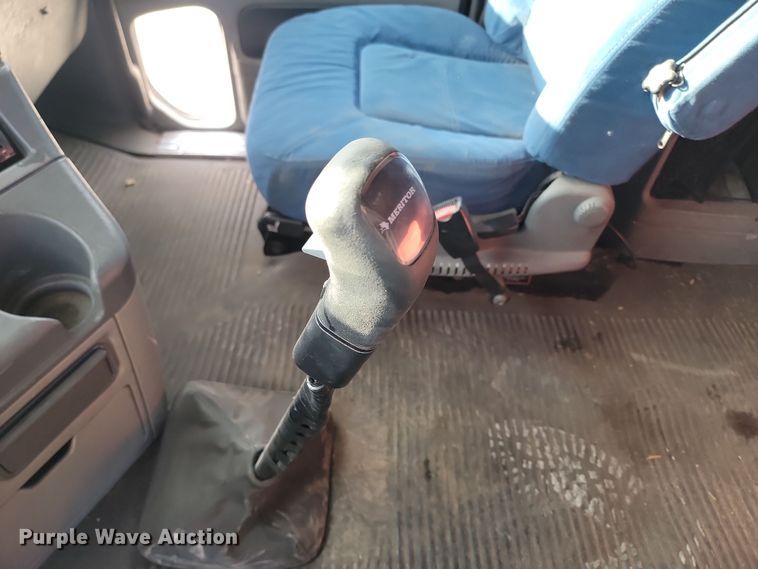 image for item KU9010 2004 Freightliner Columbia  semi truck