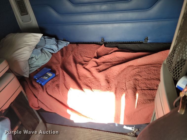 image for item KU9010 2004 Freightliner Columbia  semi truck