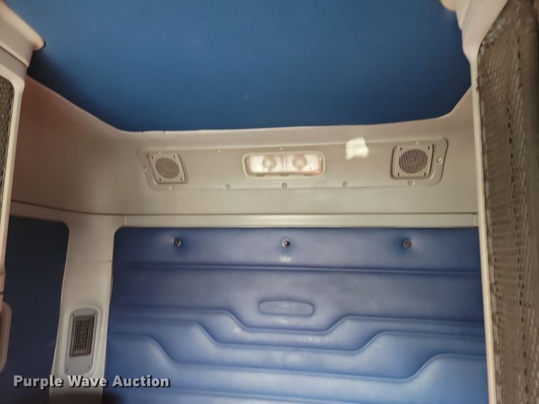 image for item KU9010 2004 Freightliner Columbia  semi truck