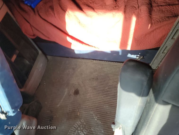 image for item KU9010 2004 Freightliner Columbia  semi truck