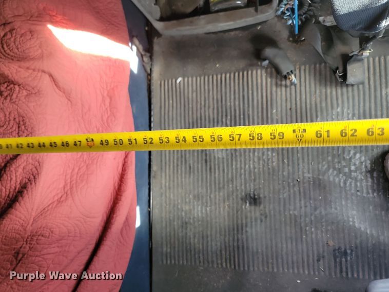 image for item KU9010 2004 Freightliner Columbia  semi truck