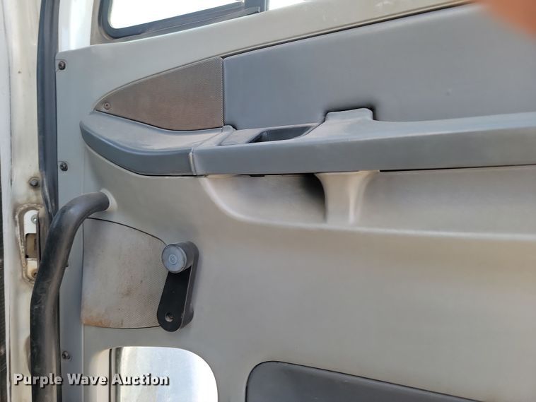 image for item KU9010 2004 Freightliner Columbia  semi truck