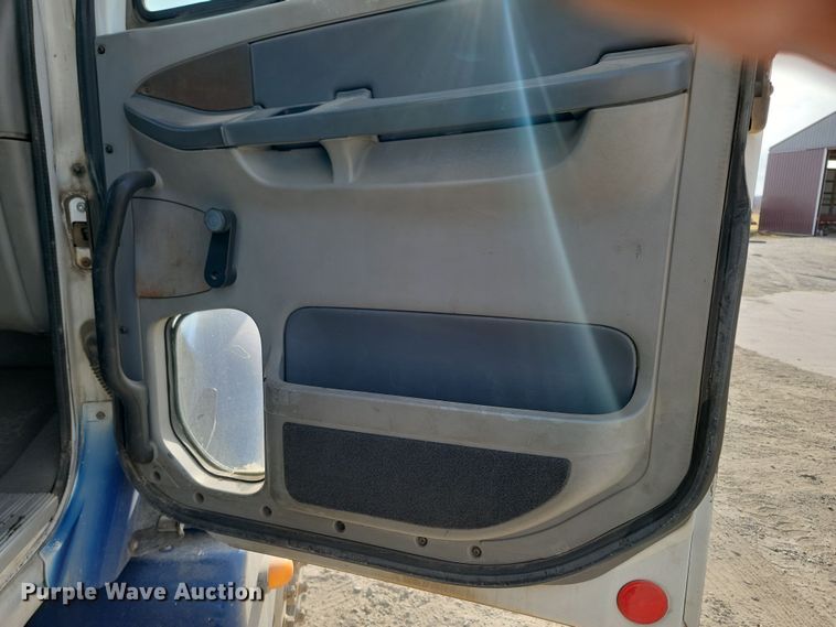 image for item KU9010 2004 Freightliner Columbia  semi truck