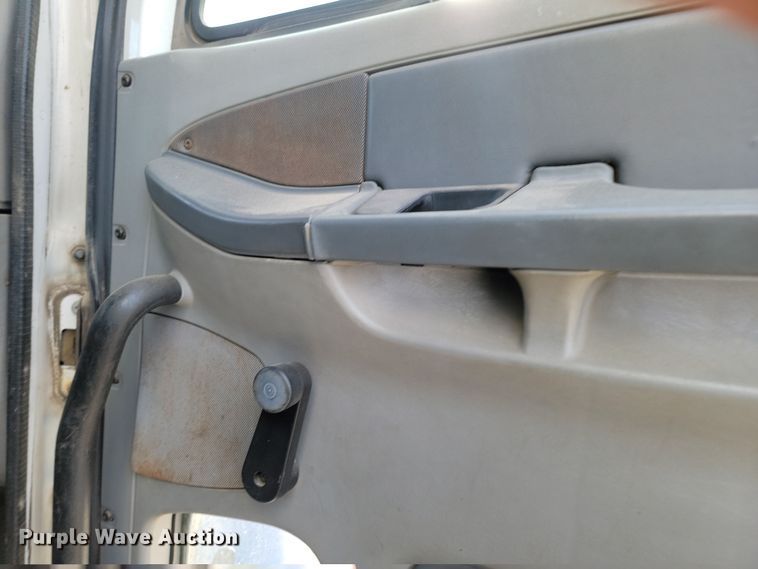 image for item KU9010 2004 Freightliner Columbia  semi truck