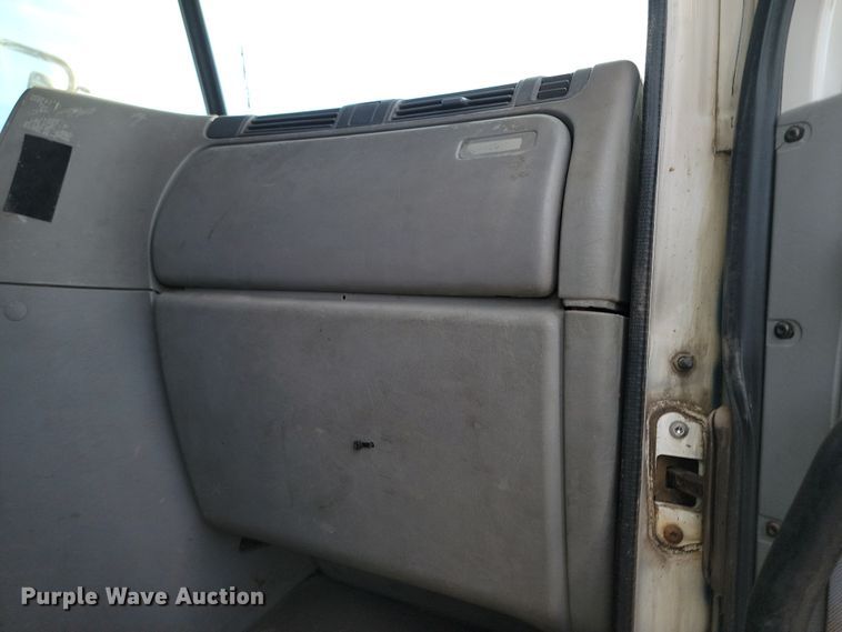 image for item KU9010 2004 Freightliner Columbia  semi truck