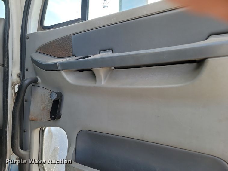 image for item KU9010 2004 Freightliner Columbia  semi truck