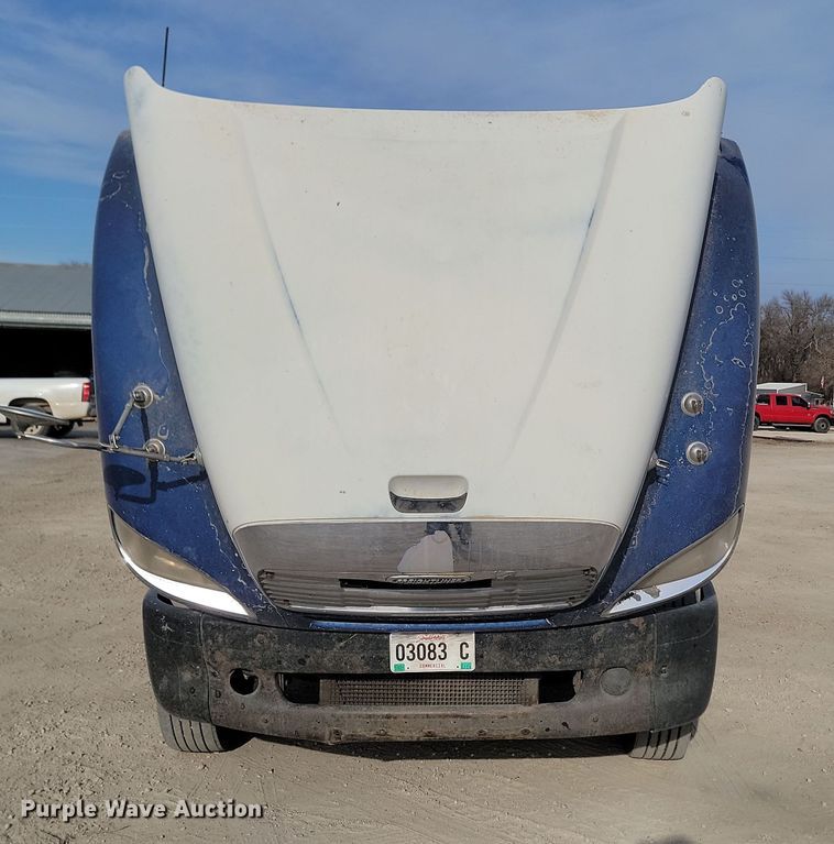 image for item KU9010 2004 Freightliner Columbia  semi truck