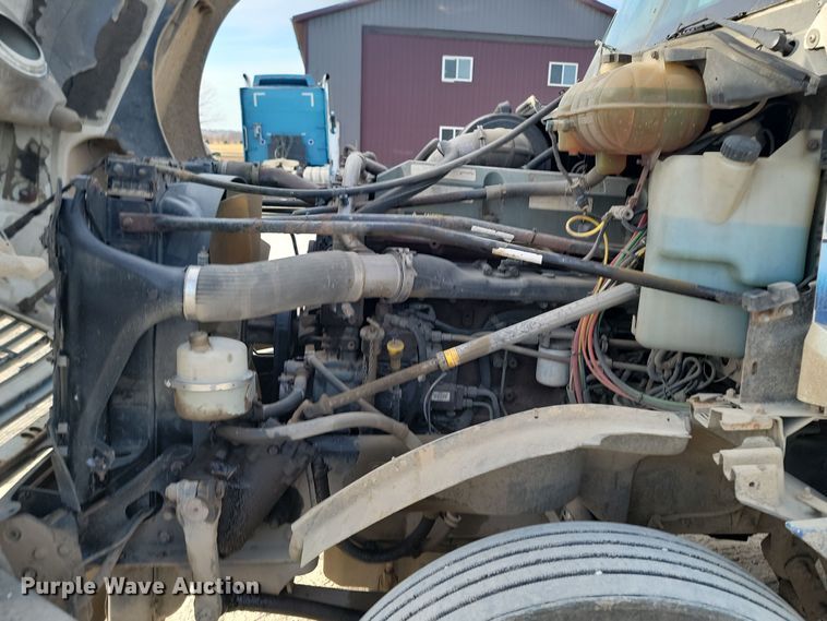 image for item KU9010 2004 Freightliner Columbia  semi truck