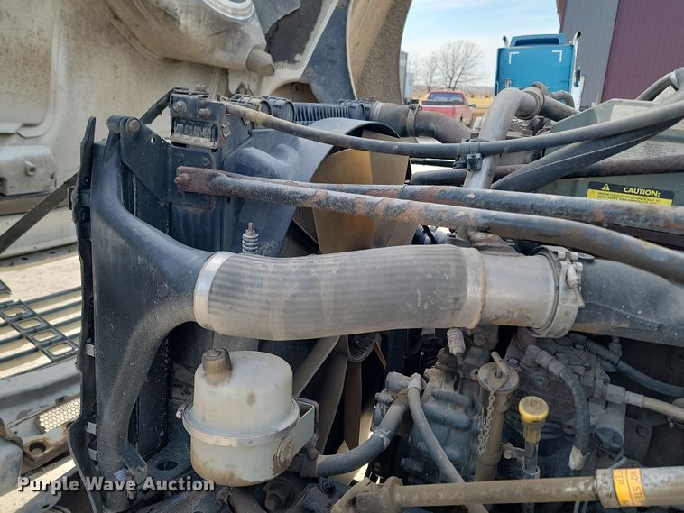 image for item KU9010 2004 Freightliner Columbia  semi truck