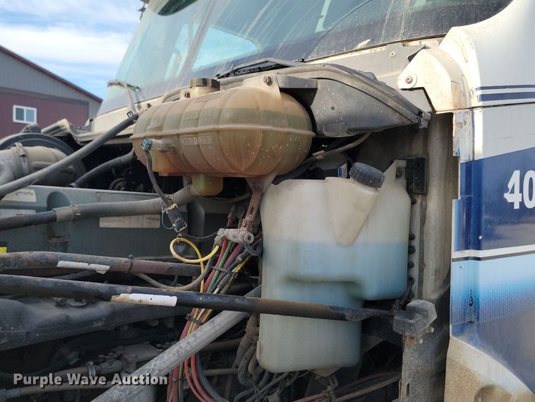 image for item KU9010 2004 Freightliner Columbia  semi truck