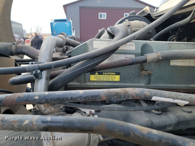 image for item KU9010 2004 Freightliner Columbia  semi truck