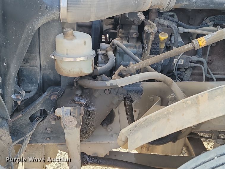 image for item KU9010 2004 Freightliner Columbia  semi truck