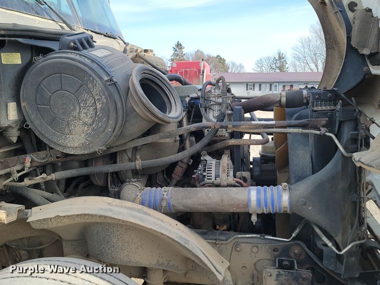 image for item KU9010 2004 Freightliner Columbia  semi truck