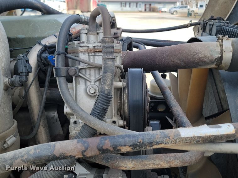 image for item KU9010 2004 Freightliner Columbia  semi truck