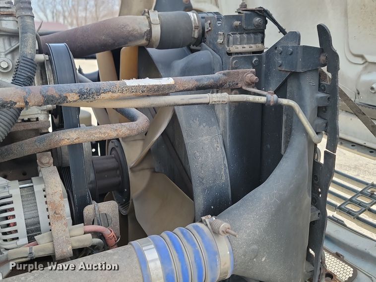 image for item KU9010 2004 Freightliner Columbia  semi truck