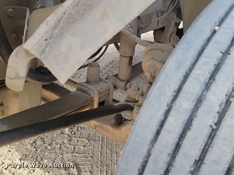 image for item KU9010 2004 Freightliner Columbia  semi truck