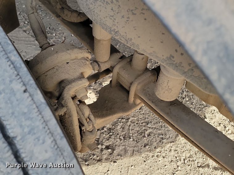 image for item KU9010 2004 Freightliner Columbia  semi truck