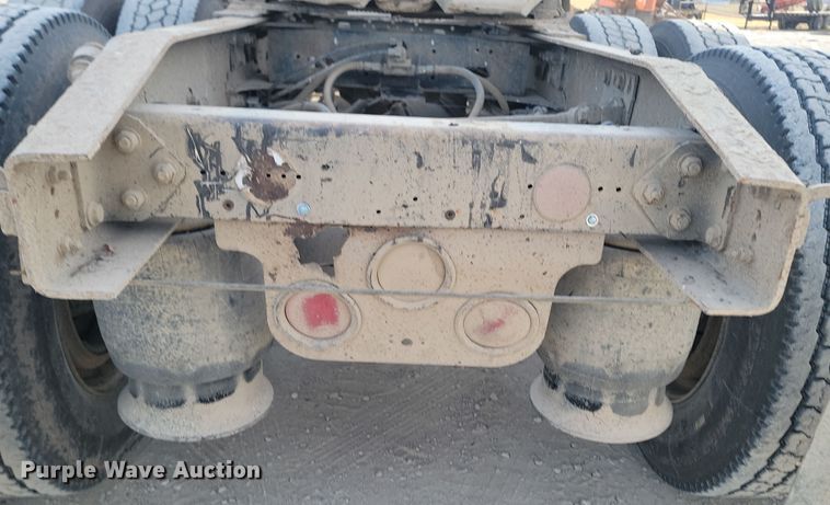 image for item KU9010 2004 Freightliner Columbia  semi truck