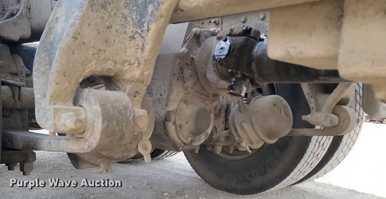 image for item KU9010 2004 Freightliner Columbia  semi truck