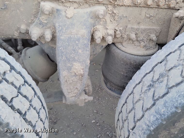 image for item KU9010 2004 Freightliner Columbia  semi truck