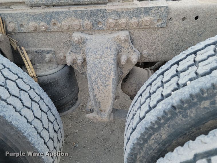 image for item KU9010 2004 Freightliner Columbia  semi truck