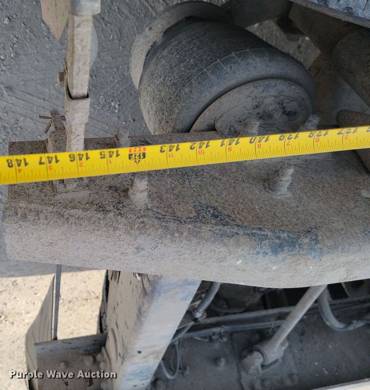 image for item KU9010 2004 Freightliner Columbia  semi truck