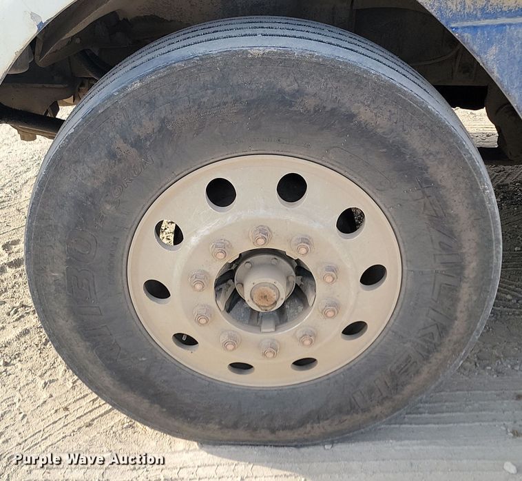 image for item KU9010 2004 Freightliner Columbia  semi truck