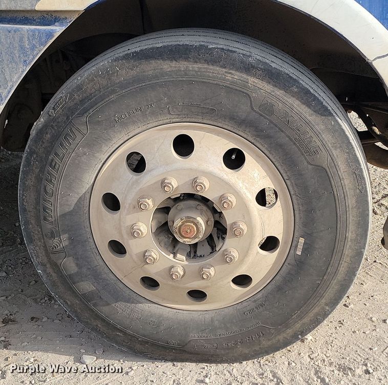 image for item KU9010 2004 Freightliner Columbia  semi truck