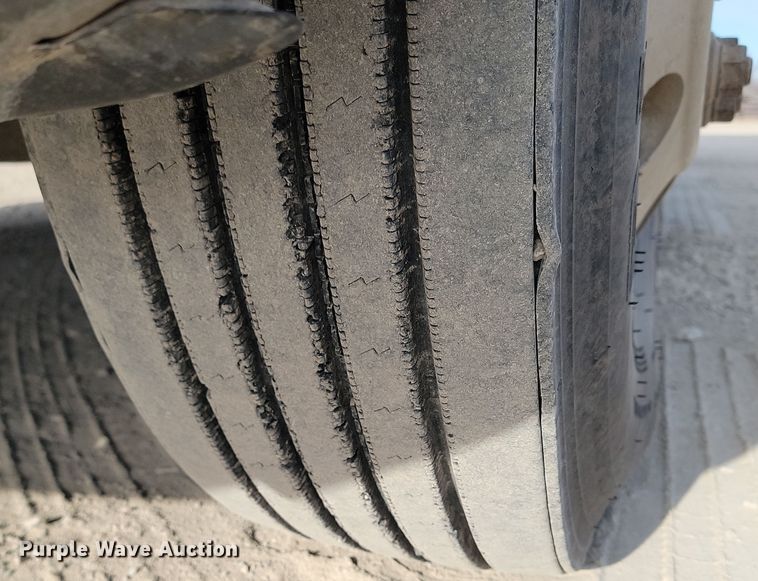 image for item KU9010 2004 Freightliner Columbia  semi truck